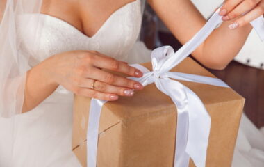 невеста с подарком