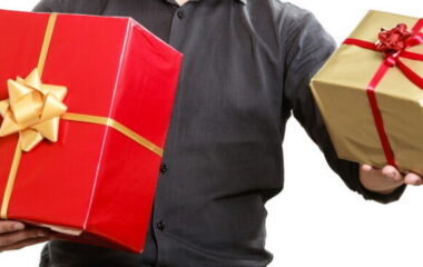 мужчина с подарками